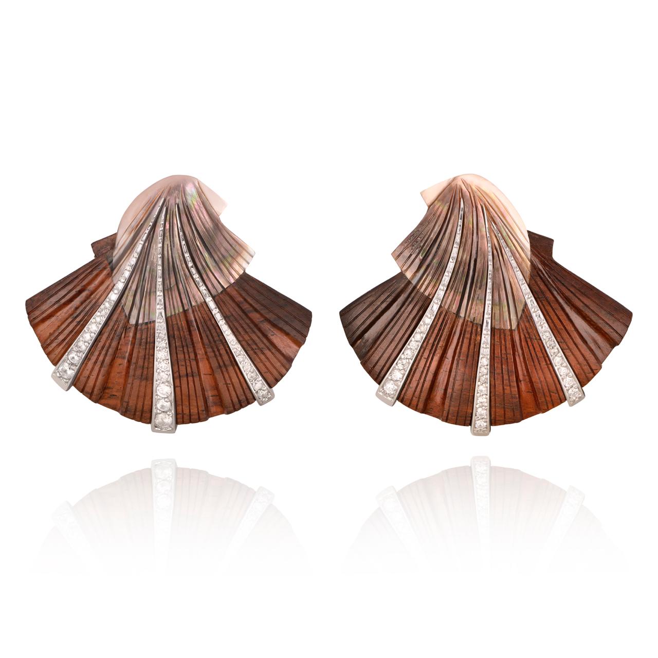 Brinco Concha de Madrepérola e Madeira