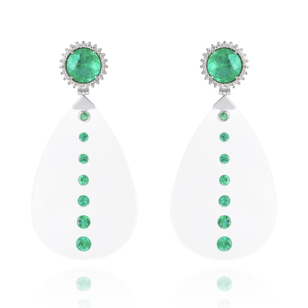 Brinco de cristal e esmeraldas